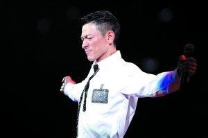 刘德华跟自己较劲 北京演唱会挑战体能极限