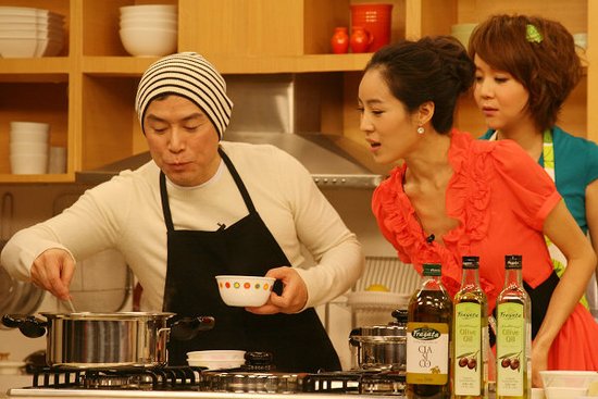 梁镜珂现身《我爱每一天》 烘制爱心早餐(图)