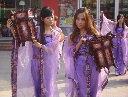 合肥街头惊现穿越方便面 跨越两千年酸爽流行