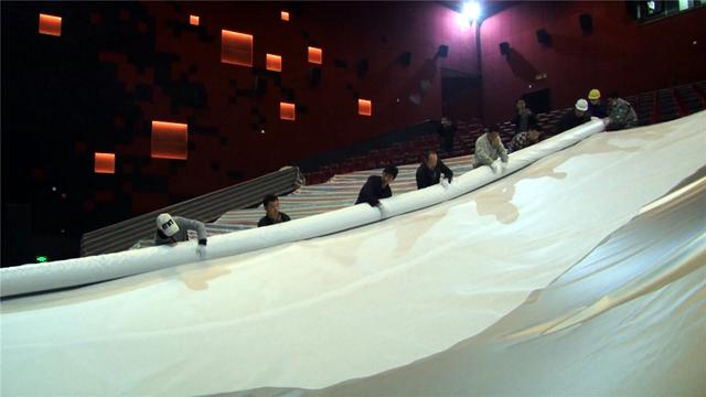 亚洲首个LUXE巨幕影厅完成挂幕 预计月底开幕