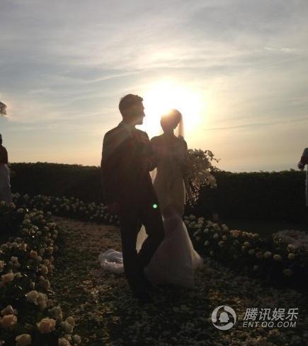 严屹宽杜若溪完婚 牵手晒婚戒大秀甜蜜