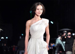 刘诗诗斜肩裙显高贵 张咪母女同台斗艳