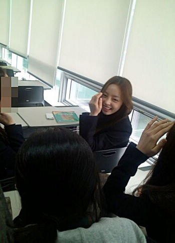 韩女星具荷拉上学照曝光 素面朝天着装端正(图