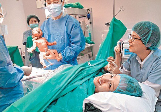 台模特儿蒋怡剖腹产女 老公全程陪伴剪脐带(图