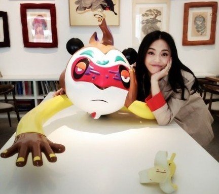 姚晨怀胎6月后晒近照 与孙悟空合影抿嘴笑