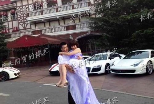 黄奕婚纱照首曝光 幸福享受黄毅清公主抱(图)