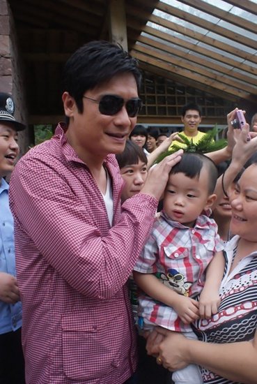 罗嘉良助阵雅安电影节 认养熊猫宝宝罗汉果_