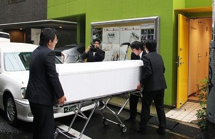 若松孝二因身体多处外伤逝世 现遗体送回家中