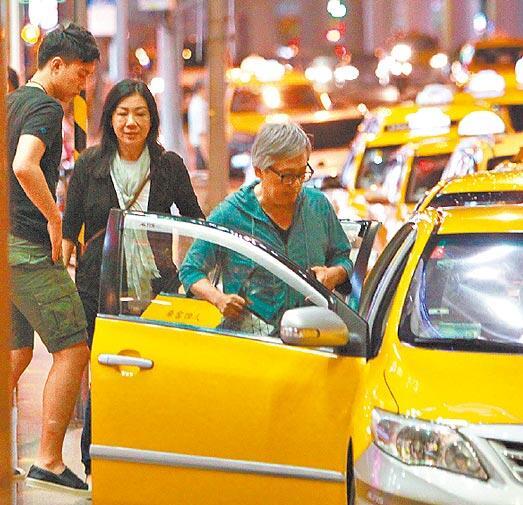 张宇结婚19年零绯闻 一家四口看电影帅儿子曝光