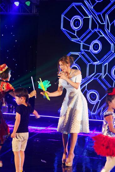 邵雨涵献唱留守情慈善晚会 获爱心荣誉大使称号