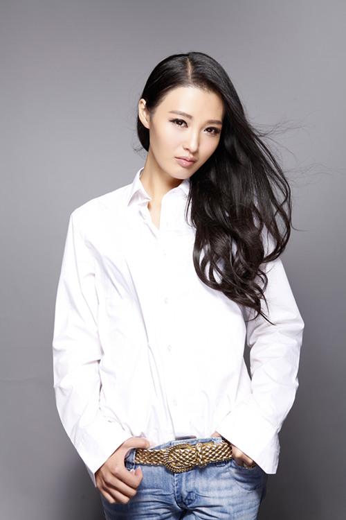 《刀尖上的搏杀》拍摄正酣 白庆琳化身百变女郎