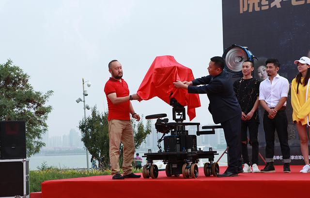 《一个笨蛋两个贼》开机 程野“笑果”十足