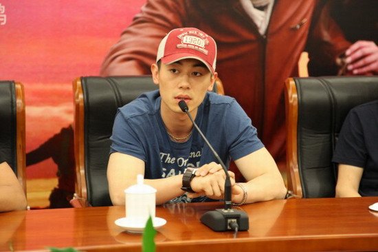 朱亚文《飞鹰》大胆说爱 回苏宣传获粉丝力挺