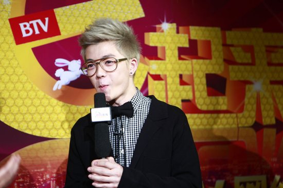 王栎鑫扮酷助阵btv网春 工作之余为俞灏明祈福