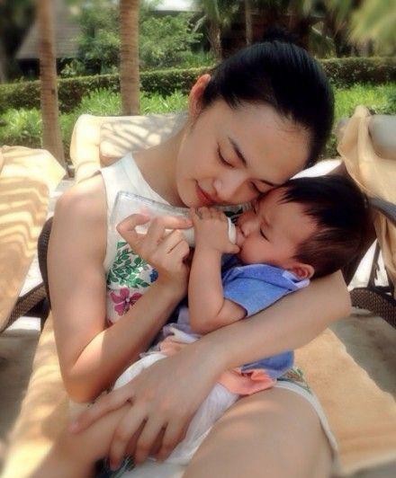 姚晨晒喂奶照抢镜！这让没有娃的女星情何以堪