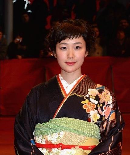 快讯:黑木华凭《小小的家》获柏林电影节影后