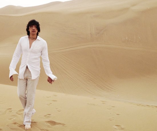 艾克拜尔《我的公主》倾诉爱 荒漠绽放唯美孤独