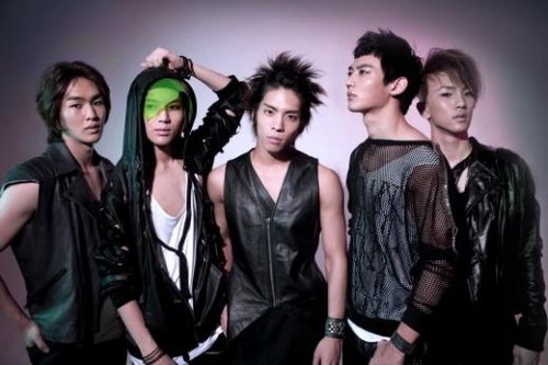 当红偶像团体shinee第二张专辑获音乐银行第一