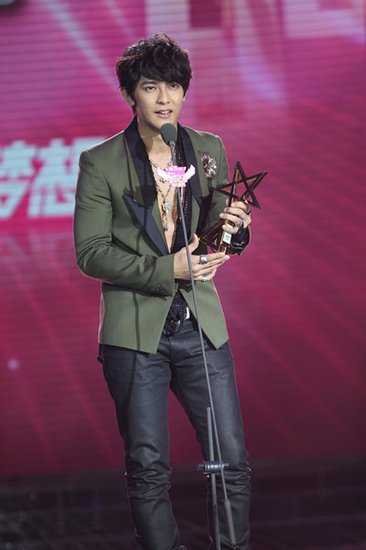 汪东城新人盛典获最受欢迎 现场遭粉丝量三围