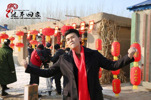 《过年回家》拍摄花絮公开 孔垂楠化身呆萌前线