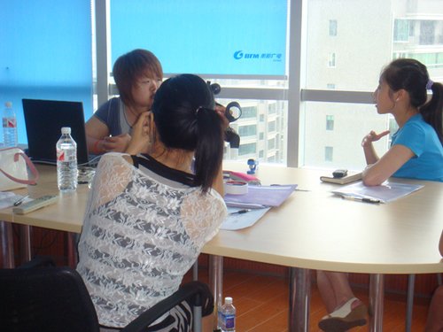 衡阳电视台宣传星姐选举活动 报名美女各具特