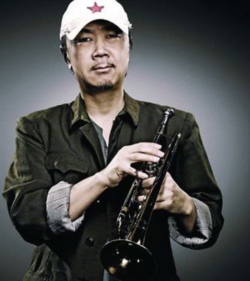 娱乐 >> 正文    作为上个世纪80年代最早的摇滚音乐人,崔健的名字前