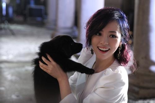 张靓颖《微笑以后》MV首播 黑白默片致敬梦露