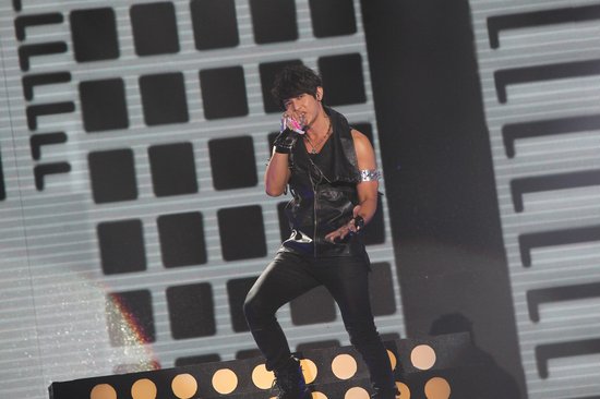 汪东城新人盛典获最受欢迎 现场遭粉丝量三围