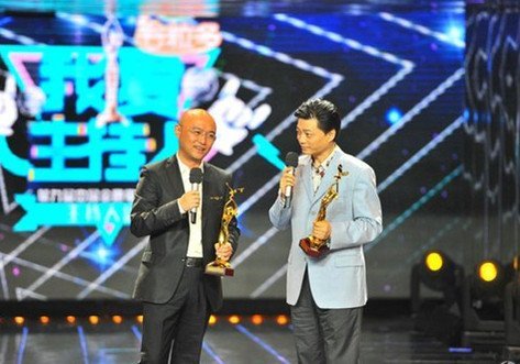崔永元孟非同获小金鹰 老男人hold住中国小荧