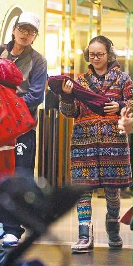 曾宝仪与男友出行大肚疑有孕 经纪人否认传闻