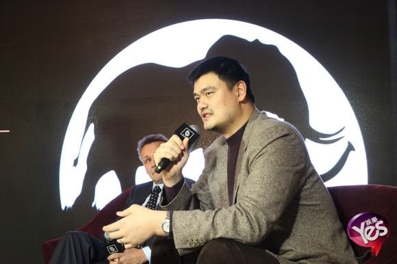 姚明自称近视调侃雾霾 得意教威廉王子说中文