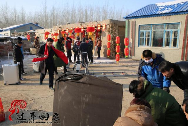 《过年回家》拍摄花絮公开 孔垂楠化身呆萌前线