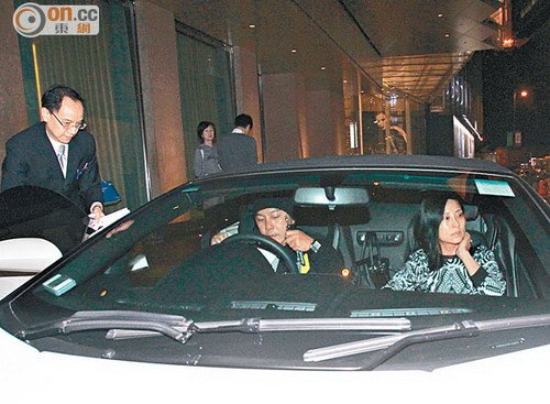 张卫健牵张茜香港逛街被围 大方拍照未似怀孕