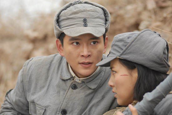 黄明演真情“硬汉” 《战火中青春》遭严刑拷打_娱乐_腾讯网