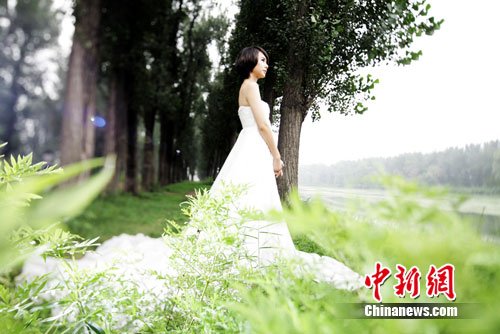 戚薇披婚纱为新单曲造势 羡慕董璇婚期将近(图