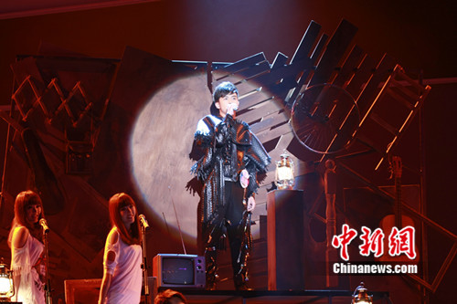 成青获《完美声音》冠军 齐秦告诫选手切勿自贬