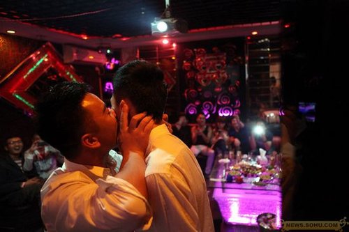 福建首对男同性恋结婚 曝生活私密照引围观(图