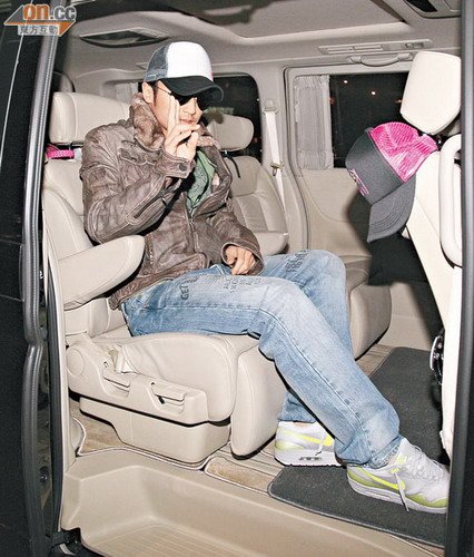 谢霆锋张柏芝一家四口过年 心情大好秀胜利手势