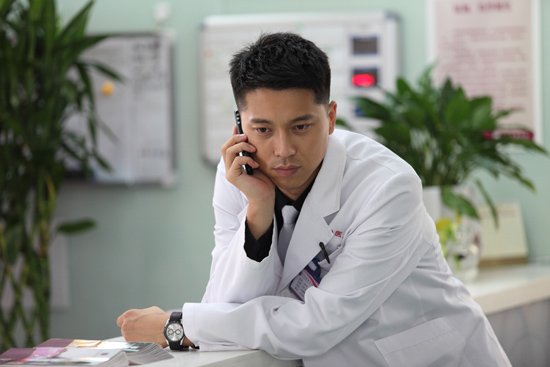 王雷在刀尖上行走 《哈尔滨往事》四度出演医生