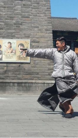 电视剧《参工传奇》开播 彭皓锋一人饰演两角色