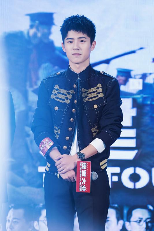 刘昊然被炮火洗礼经历难忘 敬礼标准荣当军旗手