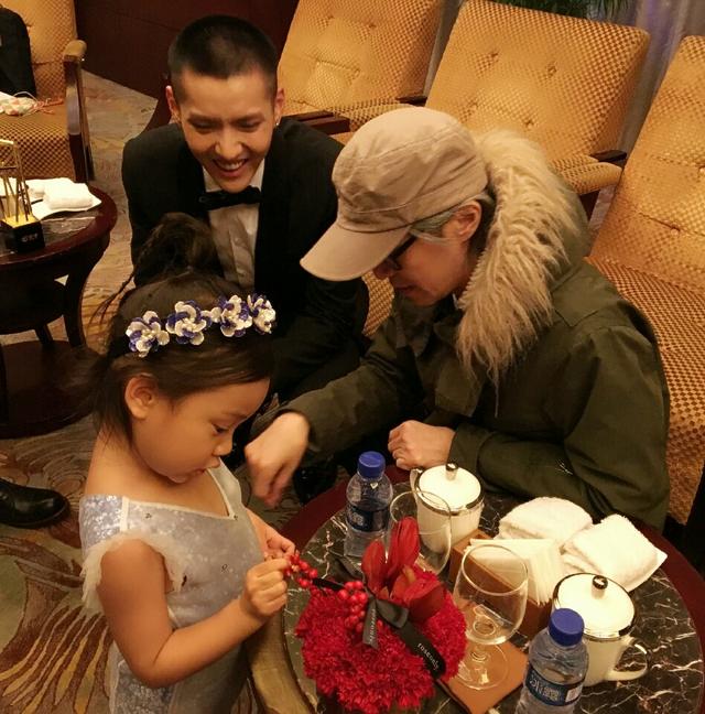 星爷小爷馨爷三爷聚首 有说有笑其乐融融