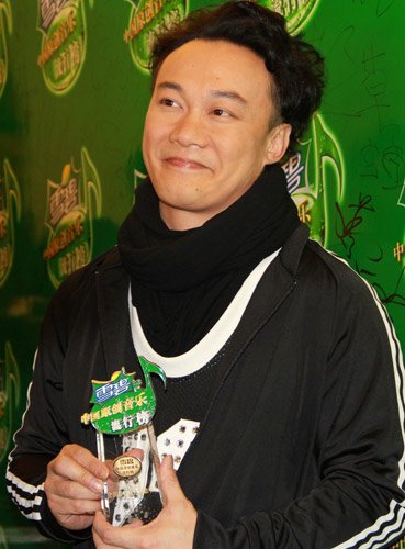 陈奕迅回应与何韵诗激吻：你们骂完就算了