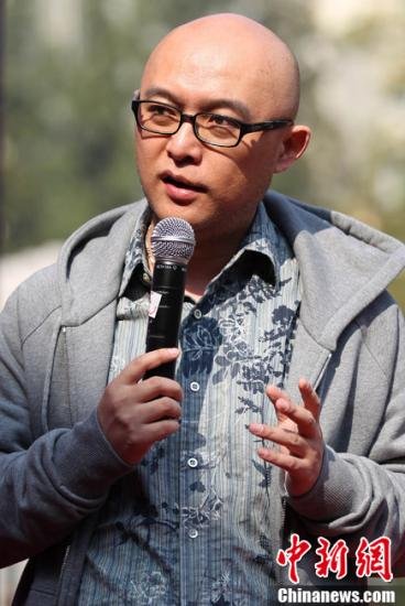 《非诚勿扰》主持人孟非坠落舞台 手臂伤势严重