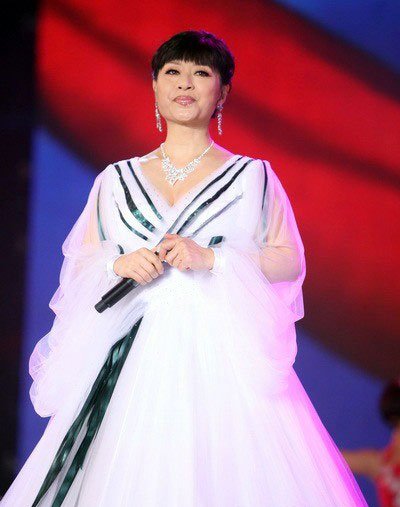 《歌声传奇》殷秀梅自爆大裙控 挣钱全都买裙