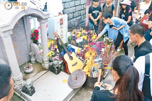 粉丝悼黄家驹思念化轻烟 近百人赴港拜祭(图)