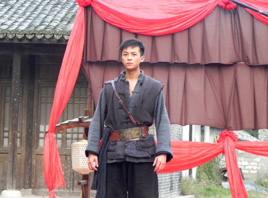 朱雨辰《红色黎明》本色出演 风流倜傥随性写意