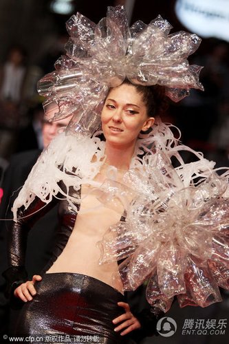 《能召回前世的布米叔叔》设计师奇装异服抢镜