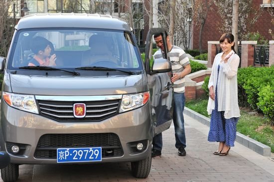 张慧《抬头见喜》挑战淑女 张国立笑而不语