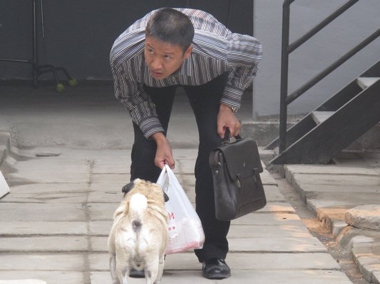 张国强赶拍《王海涛》 片场挑逗重要演员_娱